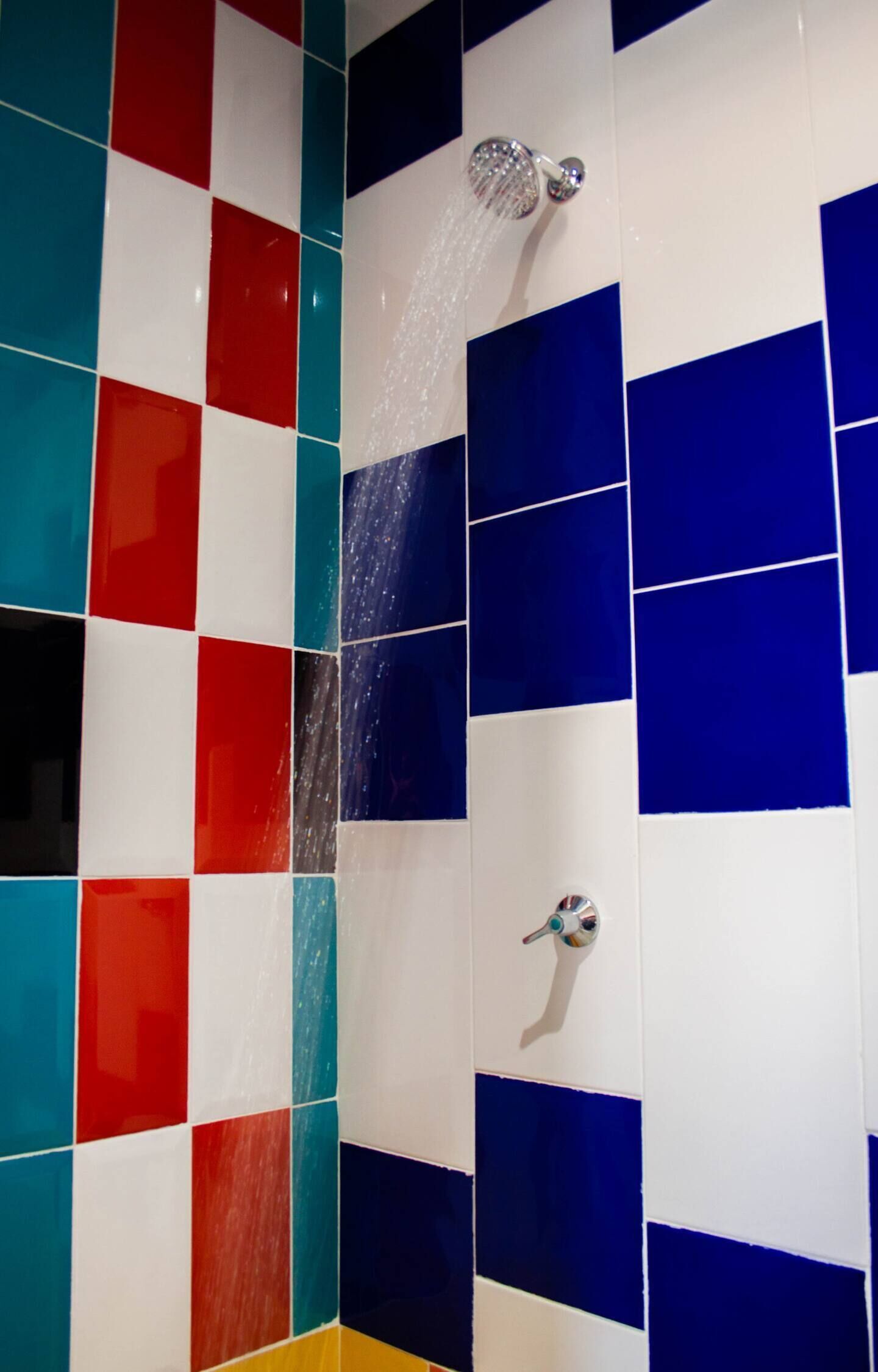 Toallas, jabón, shampoo, papel higiénico