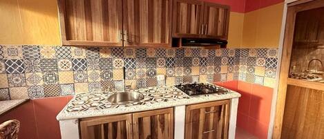 Fridge, stovetop, coffee/tea maker, electric kettle