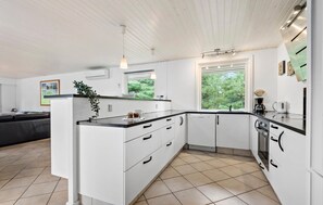 Kjøleskap, kokeplater, oppvaskmaskin og kaffetrakter/tekoker