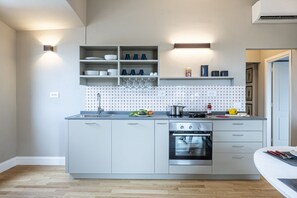 Fridge, oven, stovetop, dishwasher
