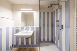 Dusche, Haartrockner, Bidet, Handtücher