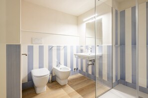 Ducha, secador de pelo, bidet, toallas