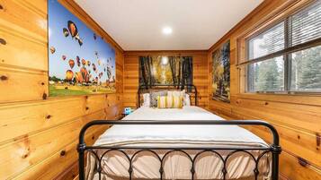 4 bedrooms, desk, iron/ironing board, free WiFi