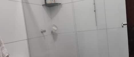 石鹸、トイレットペーパー