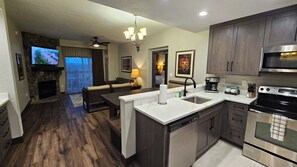 Jääkaappi, mikroaaltouuni, uuni, liesi