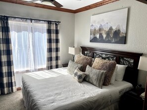 2 makuuhuonetta, tallelokero huoneessa, työpöytä, silitysrauta/-lauta