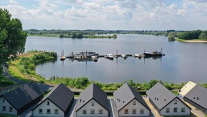 Une propriété au bord du lac comprenant plusieurs maisons et un quai avec des bateaux.