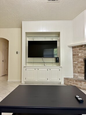 Interior - Spacious Family House 4BR. Close to many restaurants & markets! (Houston)