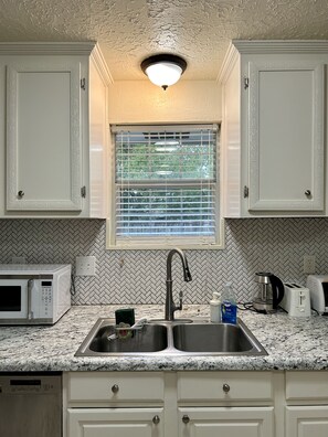 Private kitchen - Spacious Family House 4BR. Close to many restaurants & markets! (Houston)