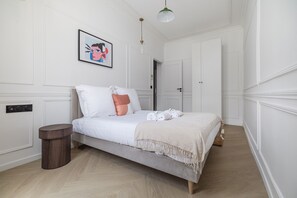 2 bedrooms, in-room safe, desk, laptop workspace - Poetic Stay - Louvre  (Paris)