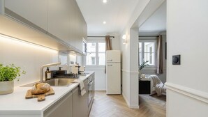 Apartemen Eksekutif | Dapur pribadi | Mesin espresso, mesin pembuat kopi/teh, lemari es besar, dan microwave
