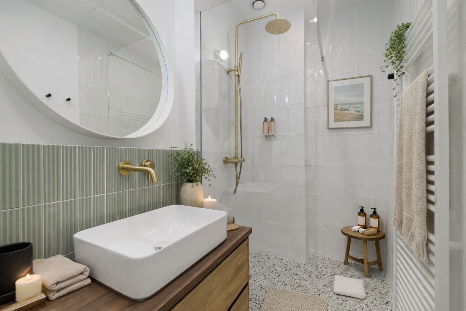 Apartamento clásico | Baño | Ducha, artículos de higiene personal de diseño y secador de pelo