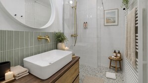 Apartemen Klasik | Kamar mandi | Shower, perlengkapan mandi desainer, pengering rambut, dan handuk