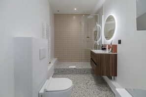 Dusche, Designer-Toilettenartikel, Haartrockner, Handtücher
