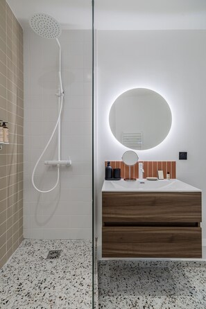 Shower, designer toiletries, hair dryer, towels - Poetic Stay - Louvre  (Paris)