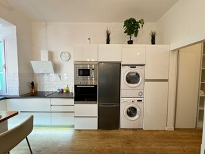 Kjøleskap, mikrobølgeovn, ovn og kokeplater