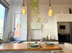 Kjøleskap, mikrobølgeovn, ovn og kokeplater