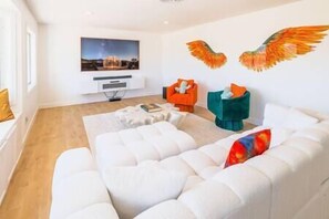 TV, fireplace, DVD player, books