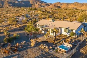 Exterior - Luxury Desert Gem~HotTub~GameRoom~360 Views~5 Min to Park (Joshua Tree)