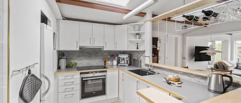 Fridge, stovetop, dishwasher
