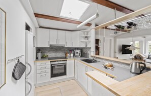 Fridge, stovetop, dishwasher - Beautiful home in Vejby with kitchen (Vejby)