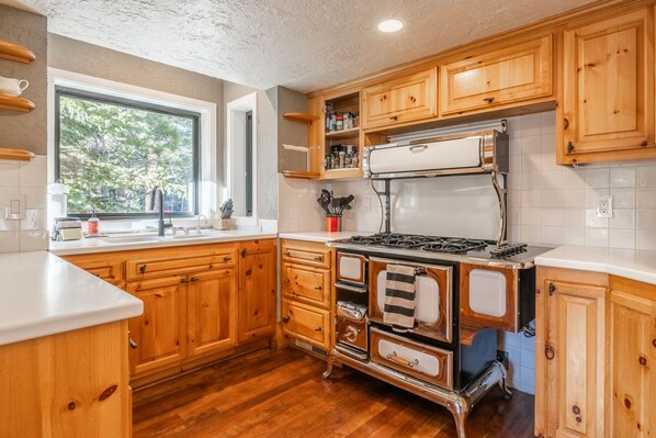 Microwave, oven, stovetop, dishwasher - Best Views in Mammoth.  Walk to Eagle, 5BR Great place for Families (Mammoth Lakes)