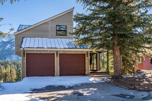 Exterior - Best Views in Mammoth.  Walk to Eagle, 5BR Great place for Families (Mammoth Lakes)
