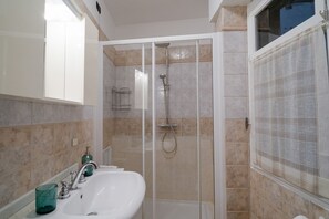 Een douche, een haardroger, een bidet, handdoeken