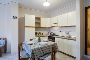 Réfrigérateur, four, plaque de cuisson, grille-pain