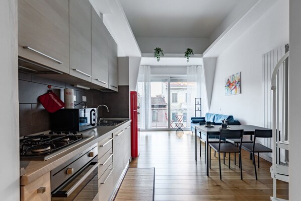 Microonde, forno, piano cottura, lavastoviglie