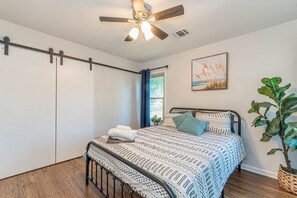 4 bedrooms, iron/ironing board, WiFi, bed sheets - Comfy 4BR - The "Aero" in Schertz (Schertz)