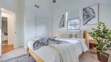 6 habitaciones, escritorio y tabla de planchar con plancha
