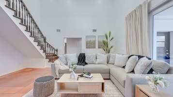 Télévision, cheminée, baby-foot