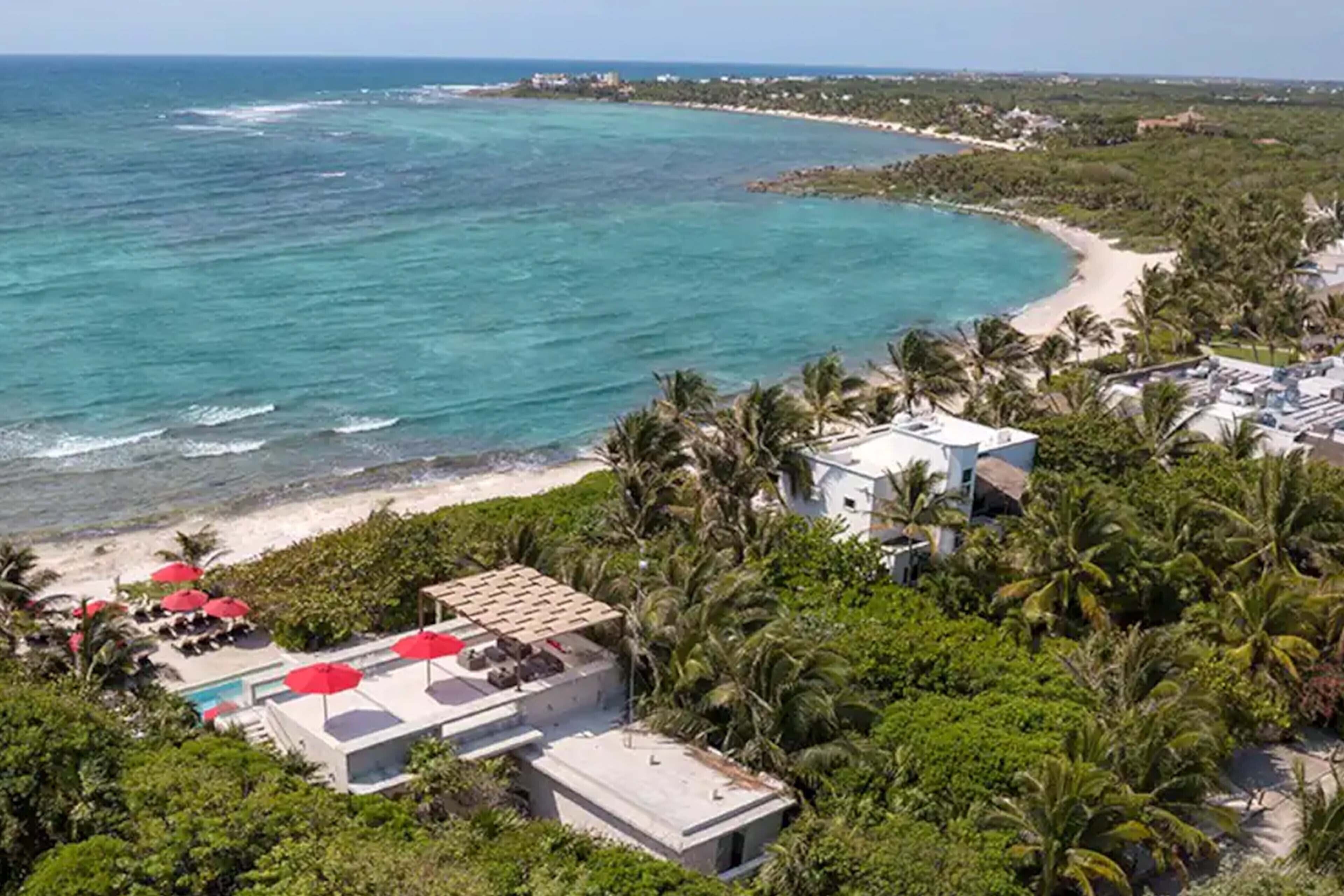 Chaises longues, serviettes de plage