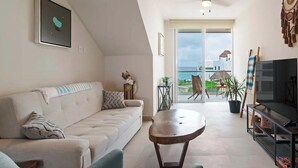 En moderne stue med sofa, sofabord og TV-møbel.