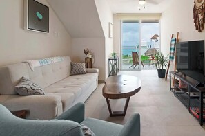 Smart TV, books - Oceanfront Seahorse | Private Hot Tub Beach Access (Akumal)