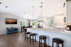 冷蔵庫、電子レンジ、オーブン、コンロ