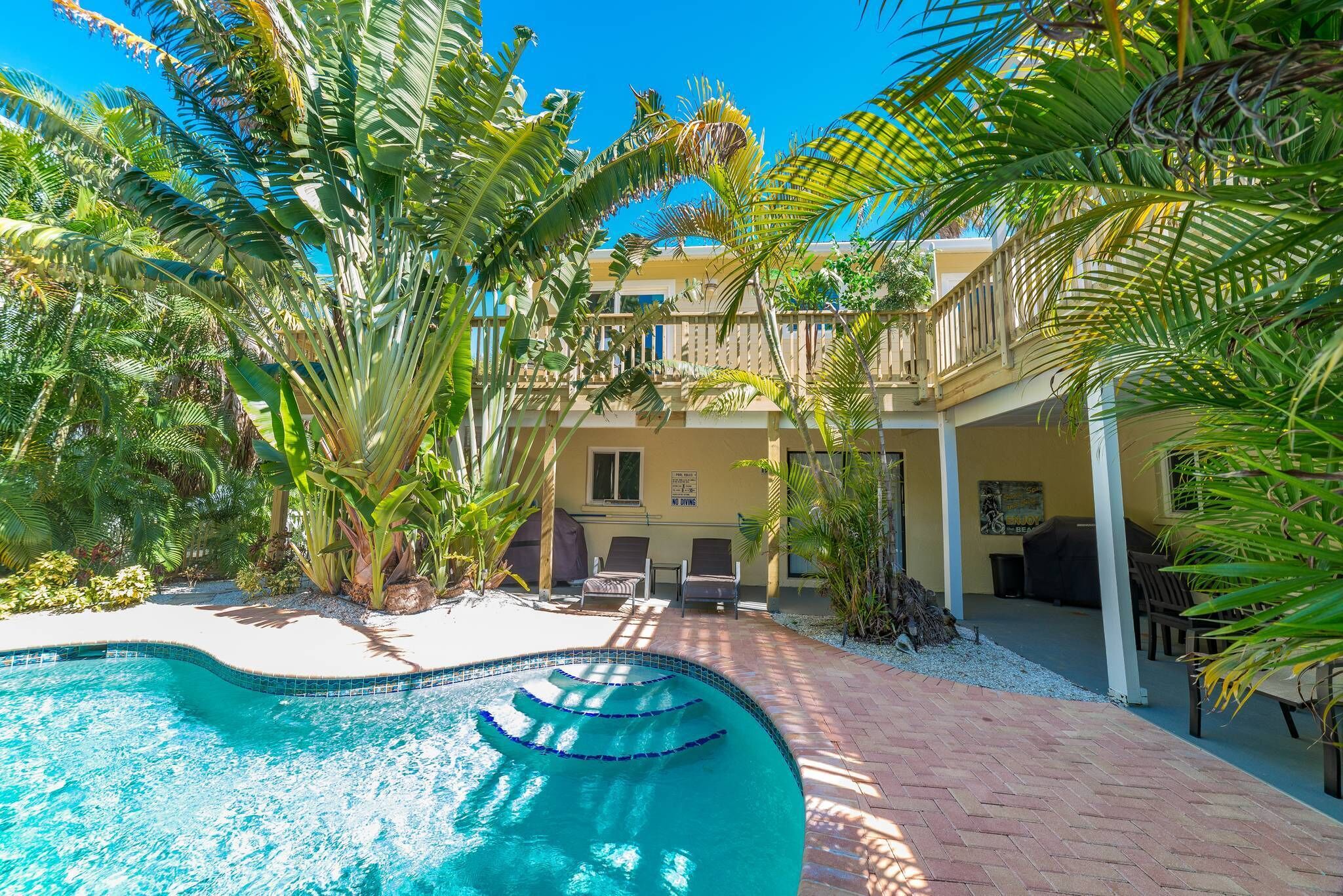 Island Girl East - Heated Pool, Porches, Walk to Beach!