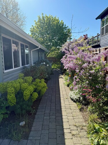 Tranquil Home Near Shopping Area & Restaurants - 3 min Walk from Lovely Park