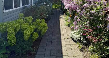 Tranquil Home Near Shopping Area & Restaurants - 3 min Walk from Lovely Park