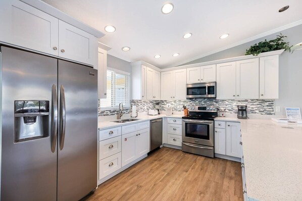 Refrigerador, microondas, horno y parrilla de estufa