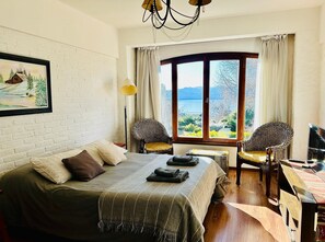 Tabla de planchar con plancha y ropa de cama 