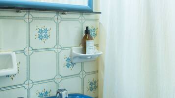 Secador de pelo, toallas