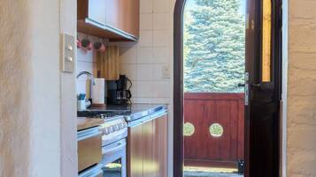 Refrigerador, horno, cafetera/tetera, utensilios de cocina