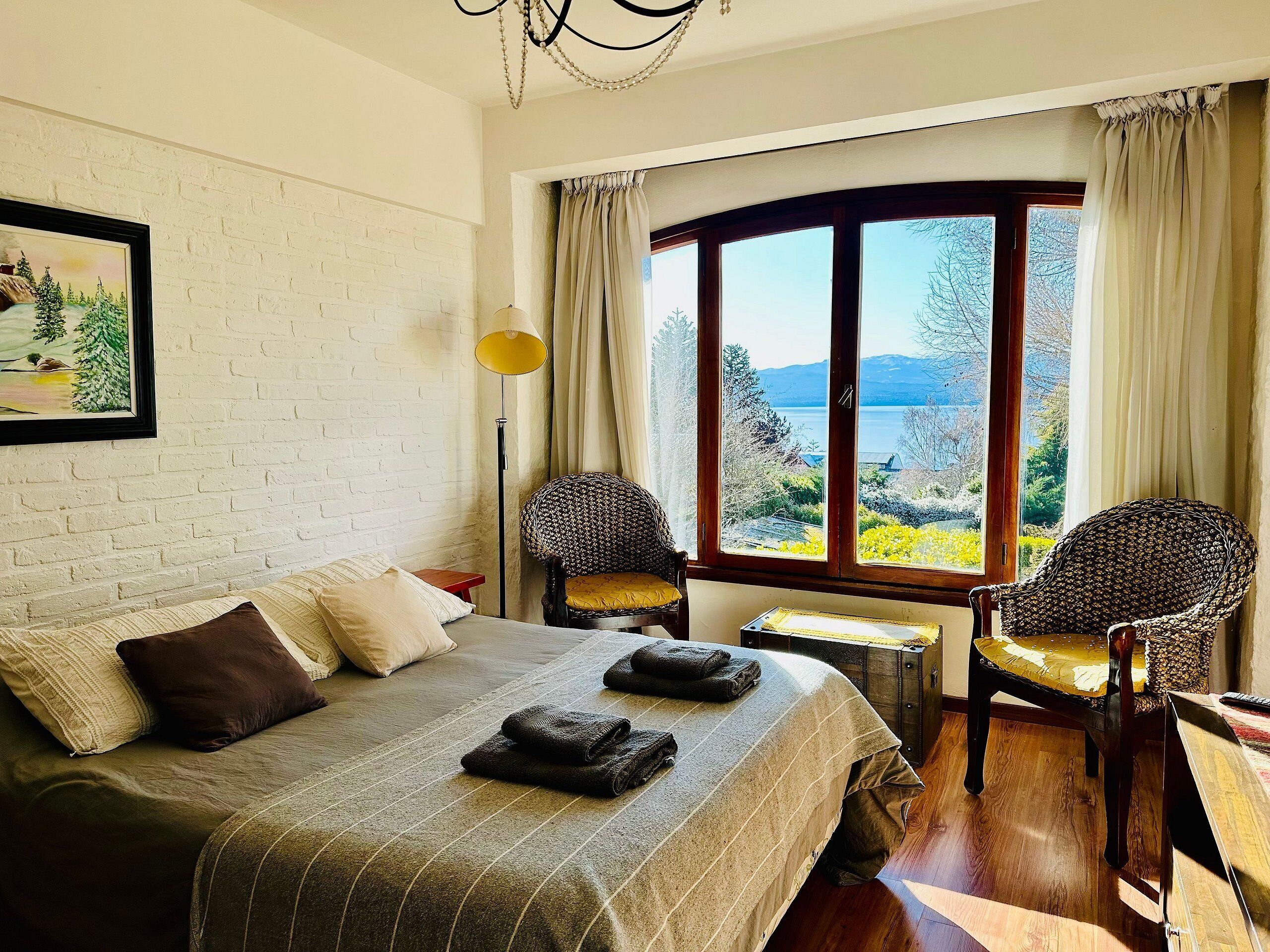 Tabla de planchar con plancha y ropa de cama 