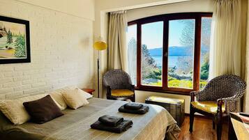 Tabla de planchar con plancha y ropa de cama