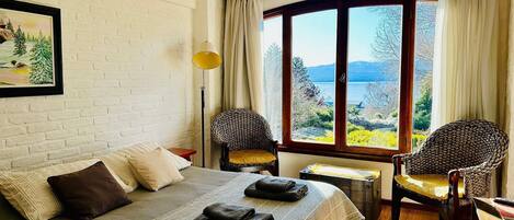 Iron/ironing board, bed sheets