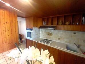 Een koelkast, een microgolfoven, een vaatwasser, een broodrooster