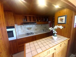 Kühlschrank, Mikrowelle, Geschirrspüler, Toaster