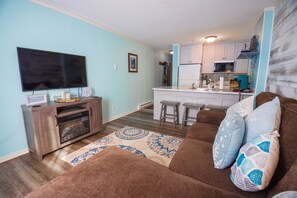 Smart TV, fireplace - Cozy Ski Condo in a Winter wonderland at Snowshoe, West Virginia (Snowshoe)